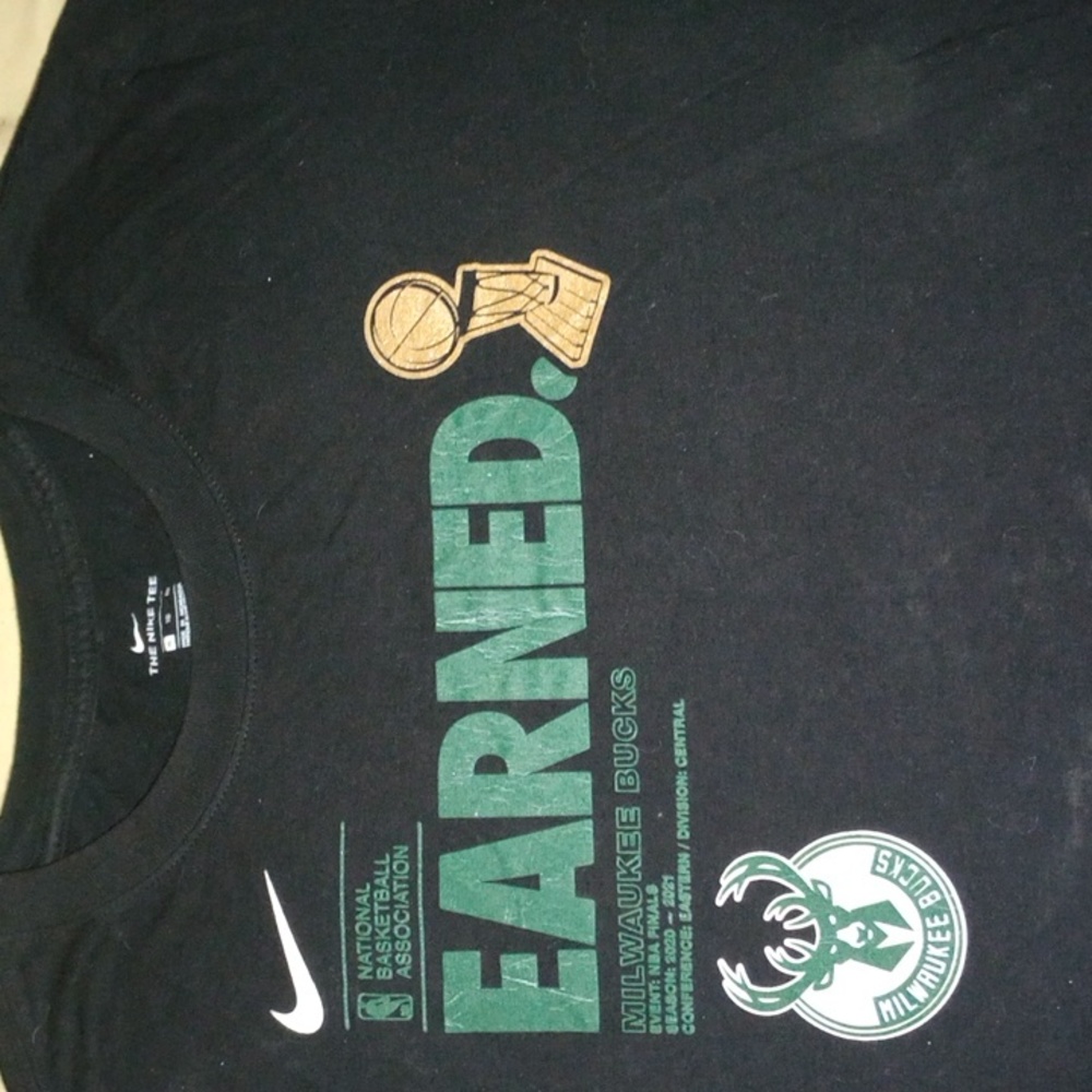 Nike Milwaukee Bucks 2021 NBA Champs Celebration parade T Shirt (Kids Size XL)